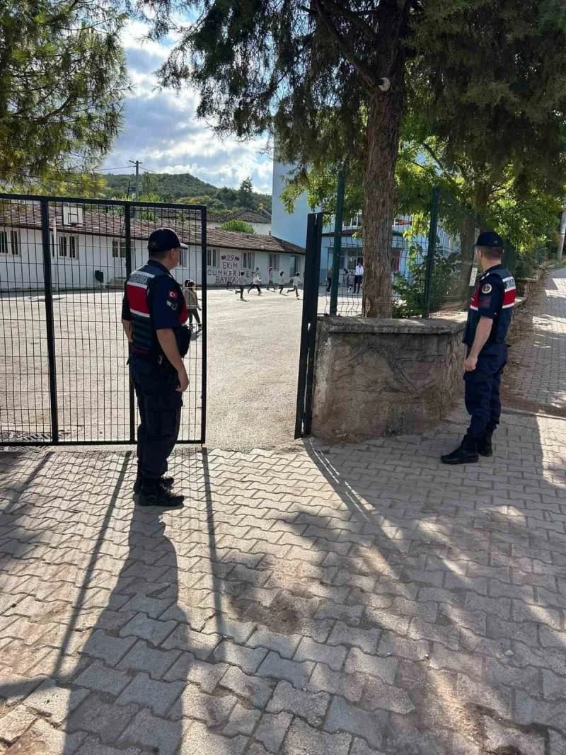 Bursa'nın Gemlik ilçesinde Jandarma Komutanlığı ekipleri, Jandarma sorumluluk alanında bulunan okullarda öğrencilerin gü