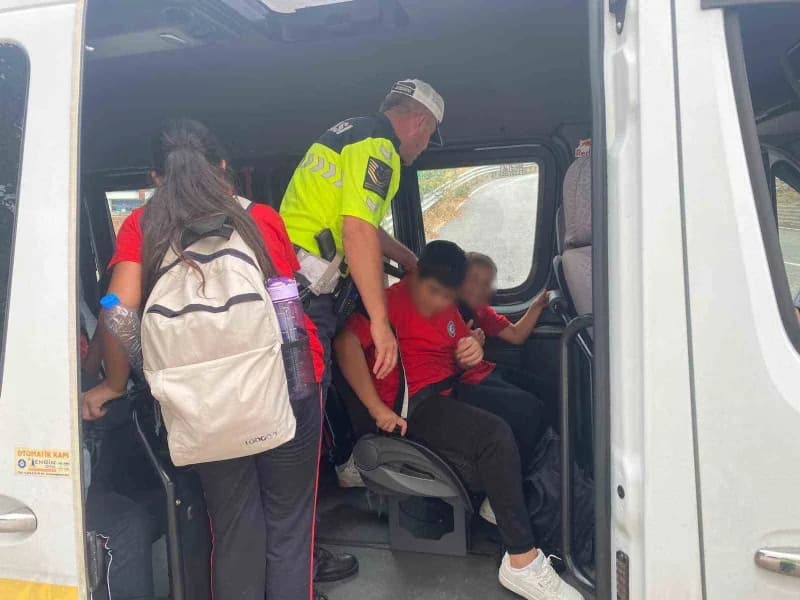 Gemlik ilçesinde jandarma ekipleri okul çevresinde ve öğrenci servis araçlarında denetim yapıyor
