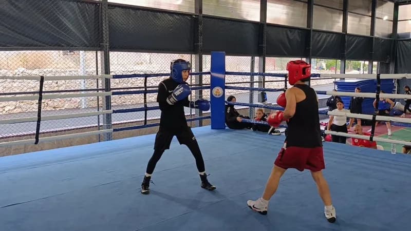 Türkiye Genç Kadınlar Boks Milli Takımı, Adana Kozan’da kamp yaparken antrenman yapıyor