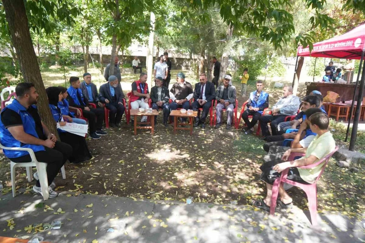 Muş Korkut'ta gençler, 19 Eylül Gaziler Günü'nde Kıbrıs gazileriyle sohbet ederken ve hatıra fotoğrafı çektirirken