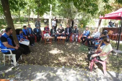 Muş Korkut'ta gençler, 19 Eylül Gaziler Günü'nde Kıbrıs gazileriyle sohbet ederken ve hatıra fotoğrafı çektirirken