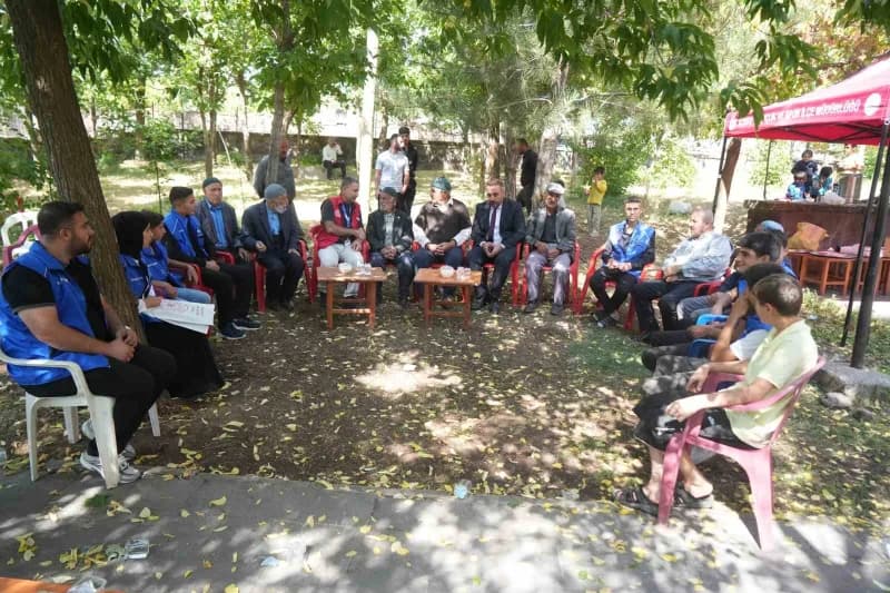 Muş Korkut'ta gençler, 19 Eylül Gaziler Günü'nde Kıbrıs gazileriyle sohbet ederken ve hatıra fotoğrafı çektirirken