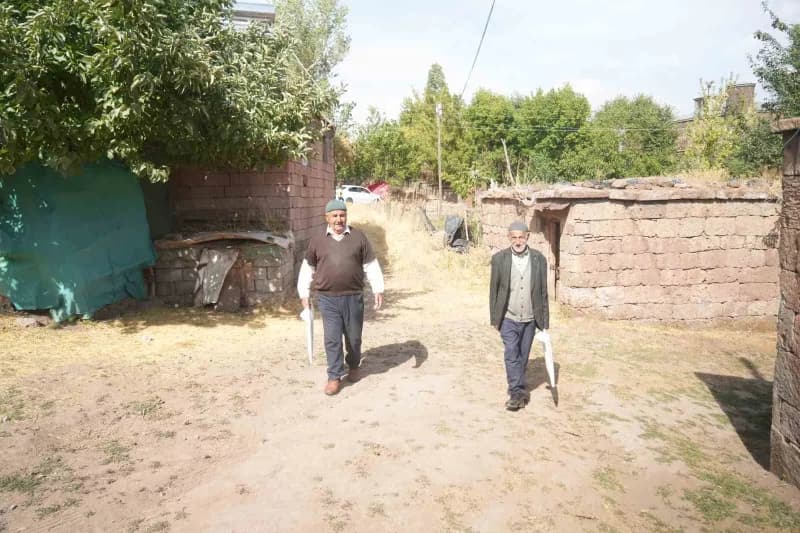 Muş’un Korkut ilçesine bağlı Yünören köyünde yaşayan Kıbrıs gazileri, 19 Eylül Gaziler Günü kapsamında gençler tarafında