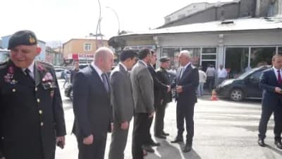 Muş Garnizon Şehitliği'nde 19 Eylül Gaziler Günü töreni sırasında saygı duruşunda bulunan katılımcılar