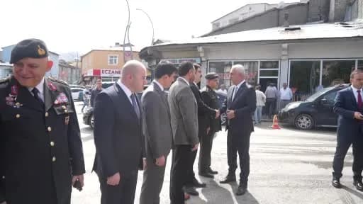Muş Garnizon Şehitliği'nde 19 Eylül Gaziler Günü töreni sırasında saygı duruşunda bulunan katılımcılar