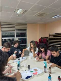 Muğla Menteşe Uluslararası Gençlik Merkezi'nde gençler seramik ve heykel çalışmaları yapıyor