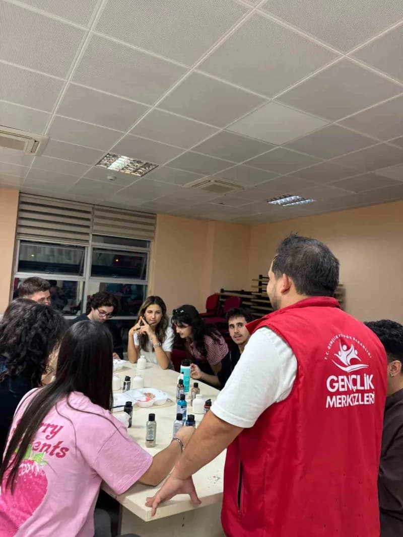 Gençler sanatla üretiyor, yeteneklerini geliştiriyor