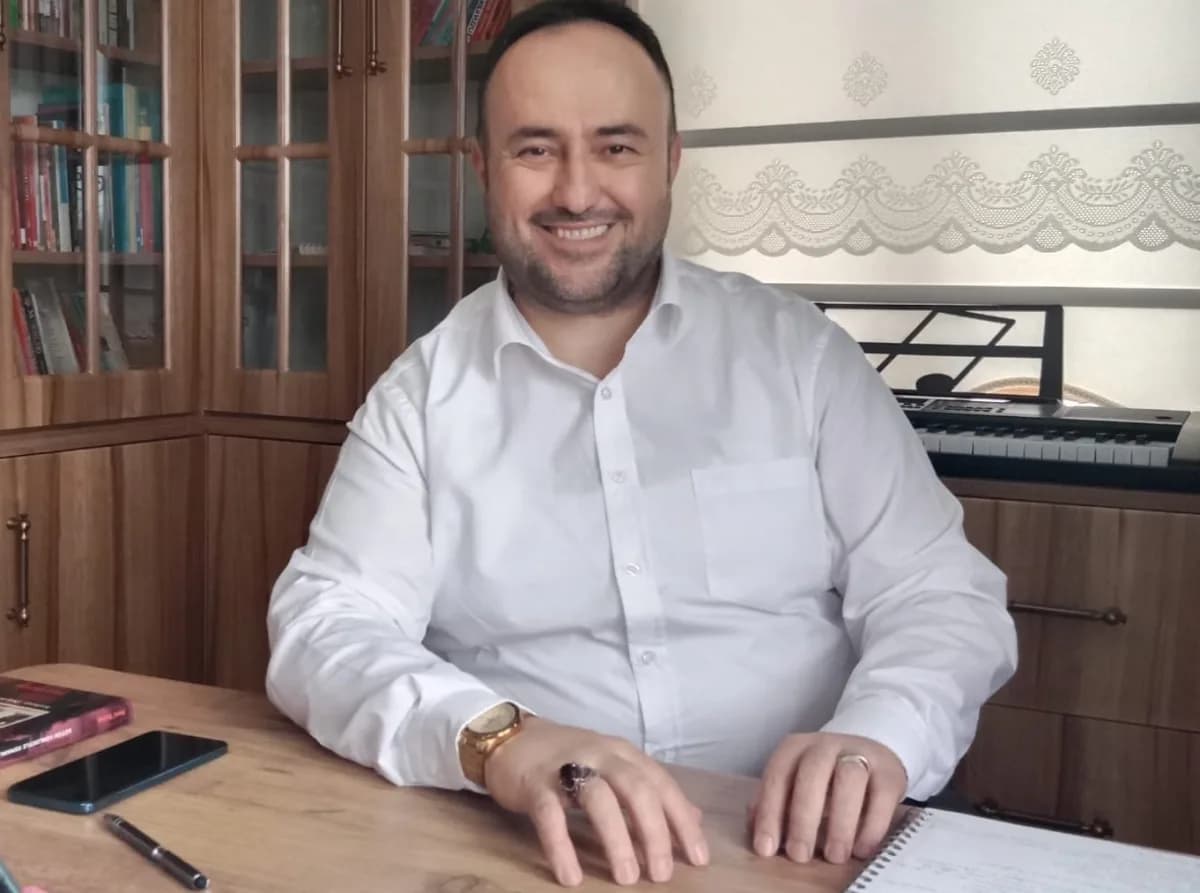 Fatih Köse Manisa'da gençlerin istihdamı ve gelecek kaygısı üzerine açıklama yapıyor