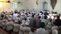 Gercüş’te Hayat Namazla Güzeldir programı final etkinliğinde çocuklar namaz eğitimi sonrası açık alanda bir arada