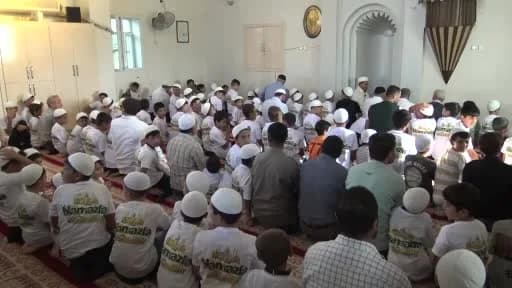 Gercüş’te Hayat Namazla Güzeldir programı final etkinliğinde çocuklar namaz eğitimi sonrası açık alanda bir arada