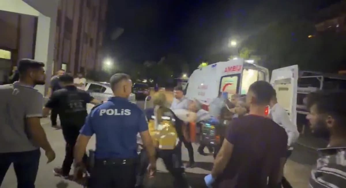 Adıyaman Gerger ilçesinde silahlı kavga sonrası sağlık ekipleri olay yerinde müdahale ediyor