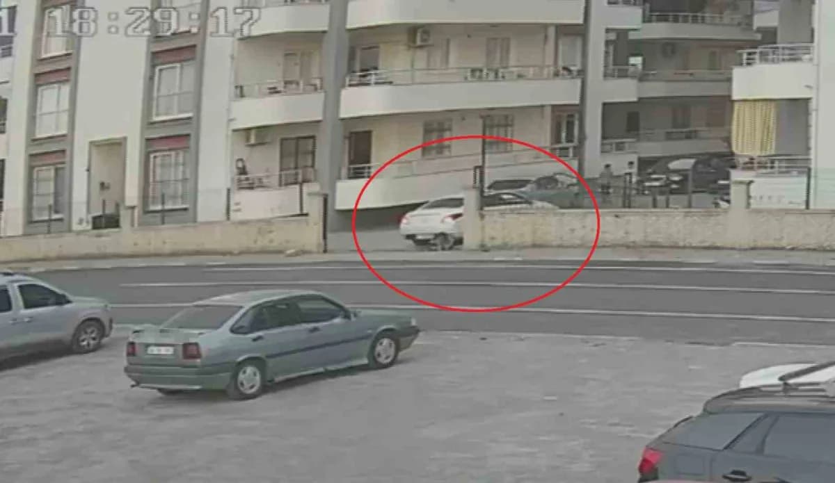 Hatay’da kadın sürücünün kullandığı geri manevra yapan otomobilin altında kalarak ezilen 4 yaşındaki çocuğun aracın altı