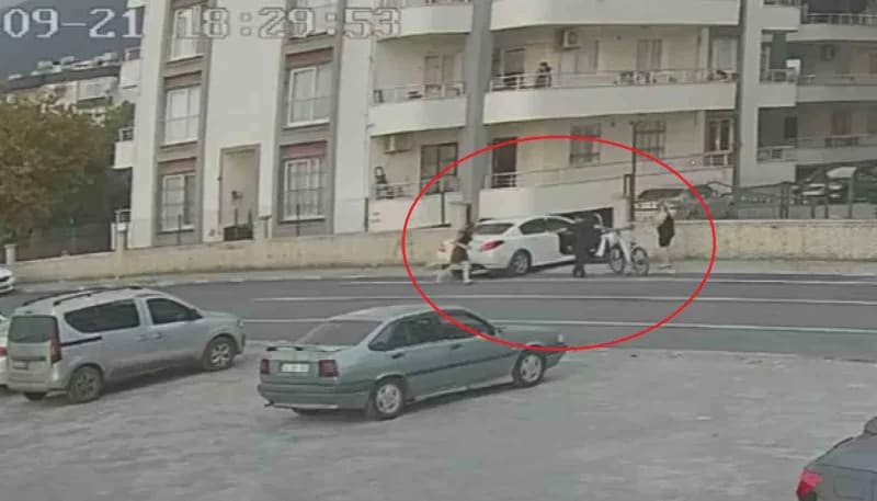 Hatay’da kadın sürücünün kullandığı geri manevra yapan otomobilin altında kalarak ezilen 4 yaşındaki çocuğun aracın altı