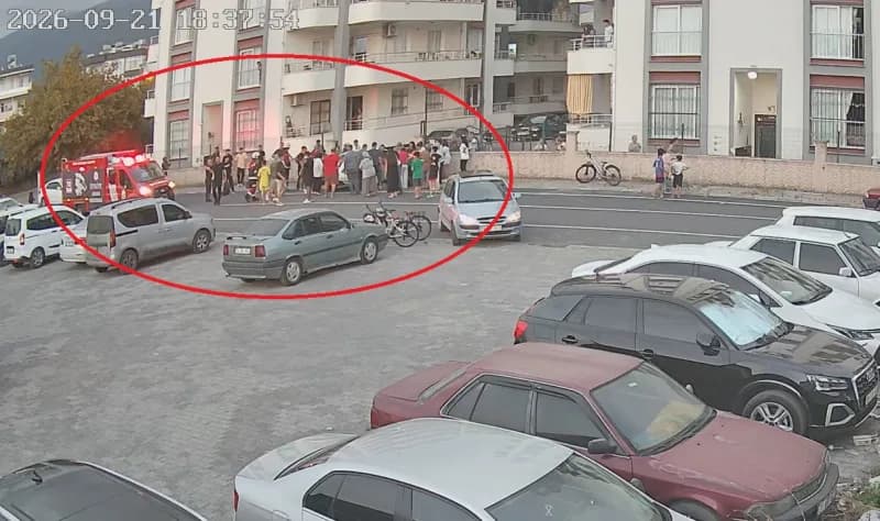 Hatay’da kadın sürücünün kullandığı geri manevra yapan otomobilin altında kalarak ezilen 4 yaşındaki çocuğun aracın altı