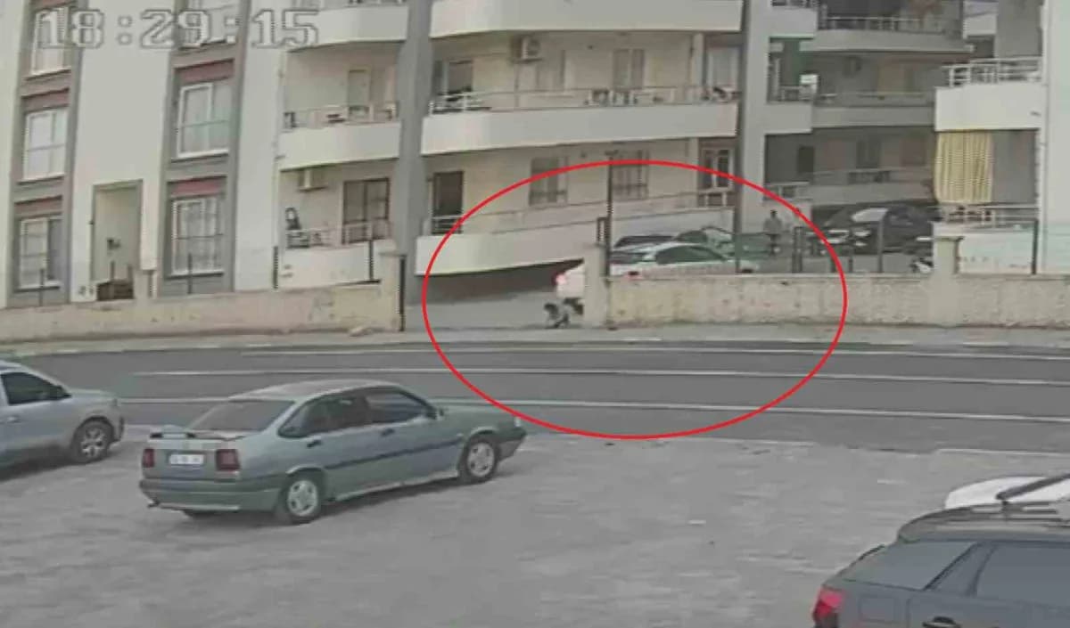 Hatay Payas'ta geri manevra yapan otomobilin altında kalan 4 yaşındaki çocuk olay yerinde kurtarılıyor