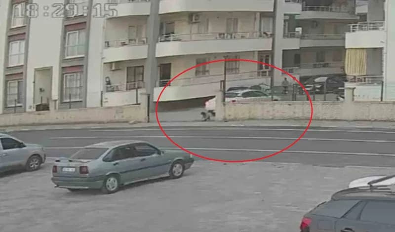 Hatay Payas'ta geri manevra yapan otomobilin altında kalan 4 yaşındaki çocuk olay yerinde kurtarılıyor
