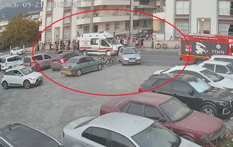 Hatay’da kadın sürücünün kullandığı geri manevra yapan otomobilin altında kalarak ezilen 4 yaşındaki çocuğun aracın altı