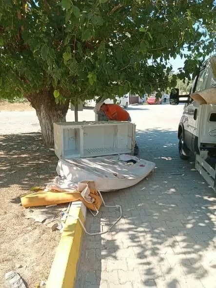 Germencik Belediyesi, çöp konteynerlerinin çevresine mobilya, eski ev eşyası ve evsel atık bırakılmaması konusunda vatan