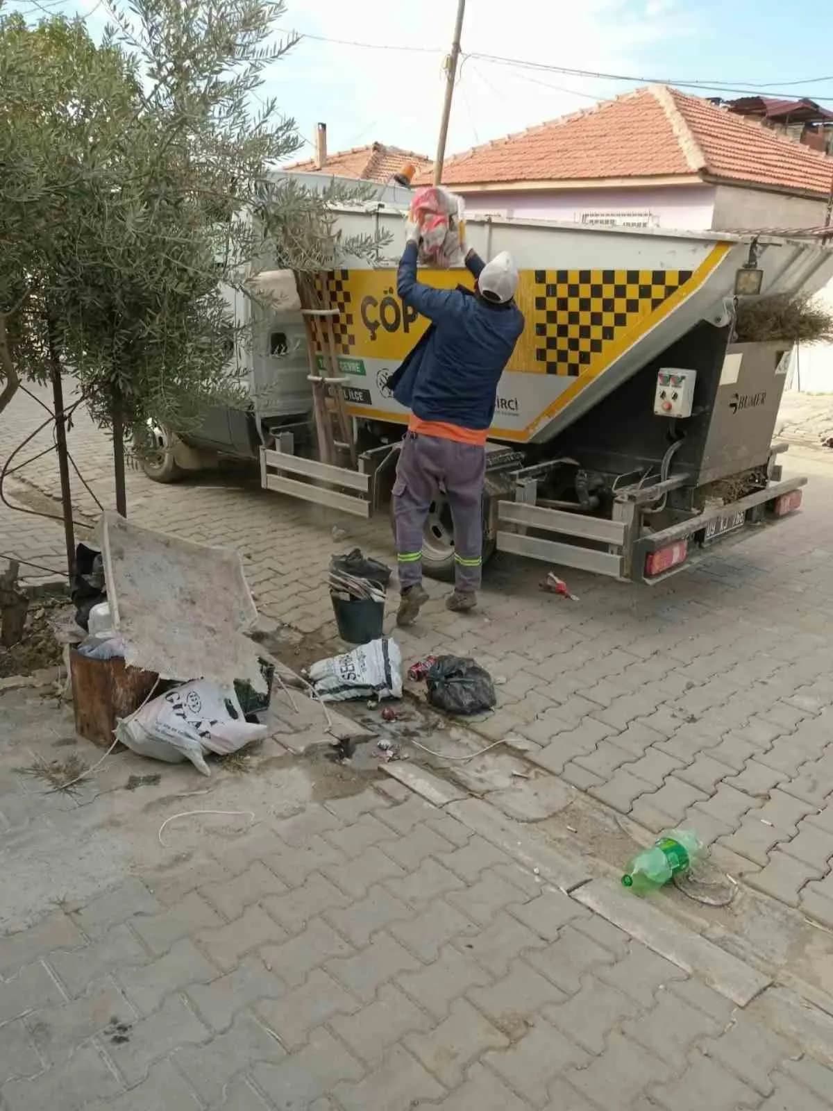 Germencik Belediyesi çevre temizliği için çöp konteynerlerinin çevresinde uyarı yapıyor