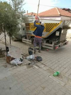 Germencik Belediyesi çevre temizliği için çöp konteynerlerinin çevresinde uyarı yapıyor