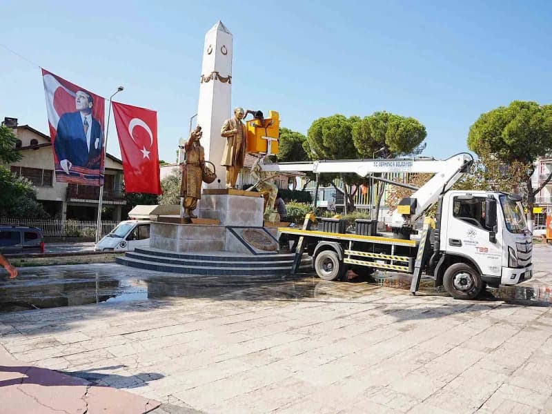 Aydın'ın Germencik ilçesinde 22. Geleneksel İncir Festivali için hazırlıklar sürerken Belediye Başkanı Burak Zencirci, k