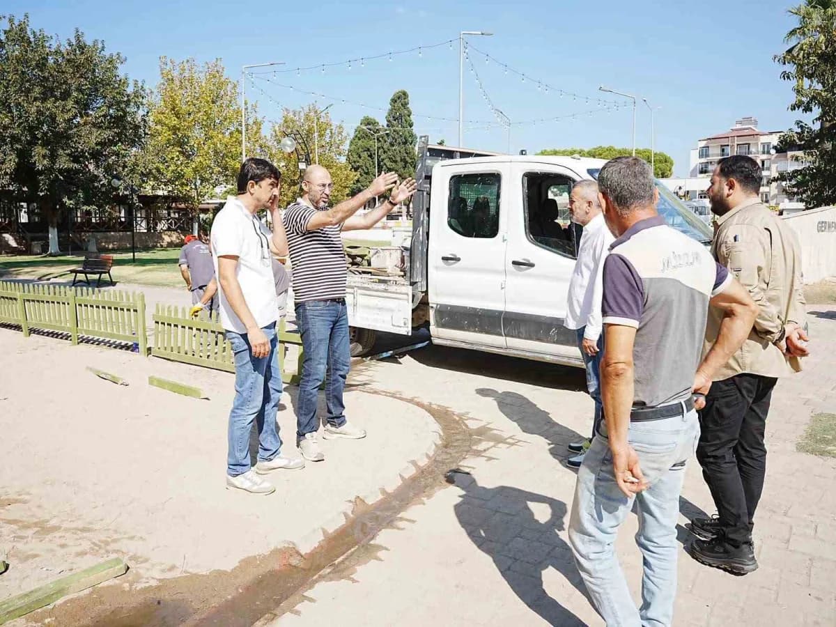 Germencik’te 22. Geleneksel İncir Festivali hazırlıkları kapsamında Belediye Başkanı Burak Zencirci esnaflarla sohbet ed