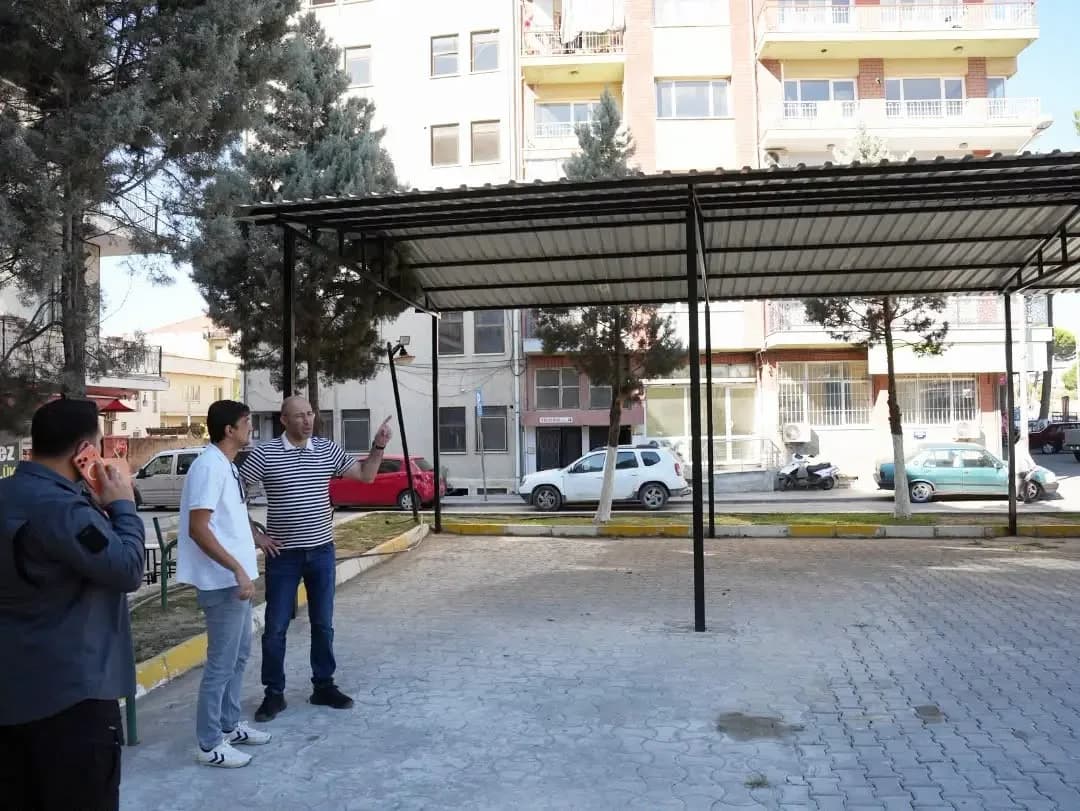 Germencik merkez minibüs durağında gölgelik tente uygulaması yapılan bekleme alanı