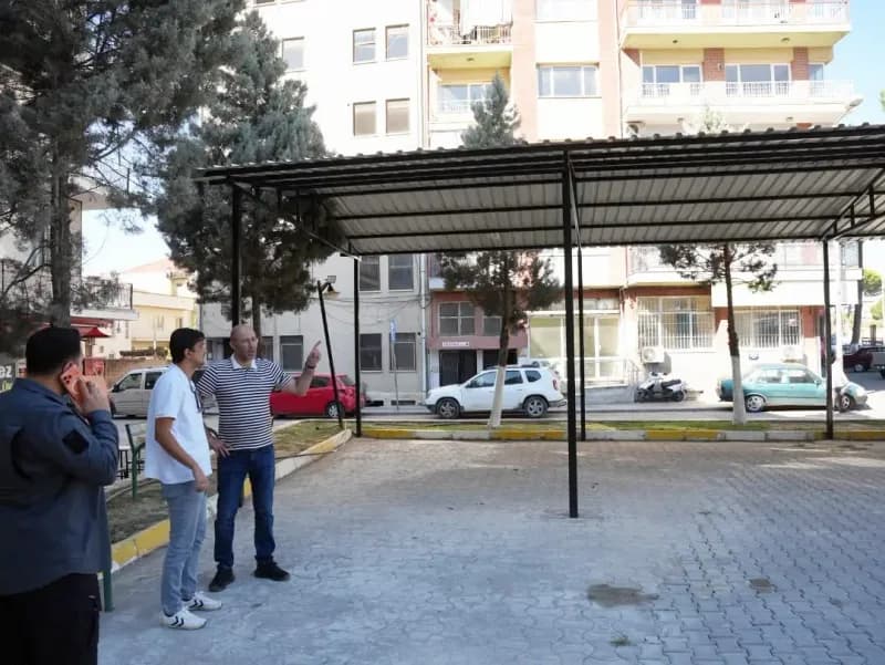 Germencik merkez minibüs durağında gölgelik tente uygulaması yapılan bekleme alanı