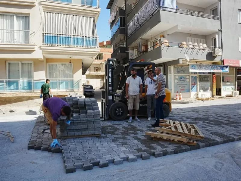 Germencik Park Mahallesi Hüseyin Çondur Sokak’ta parke taşı döşeme çalışmaları devam ediyor