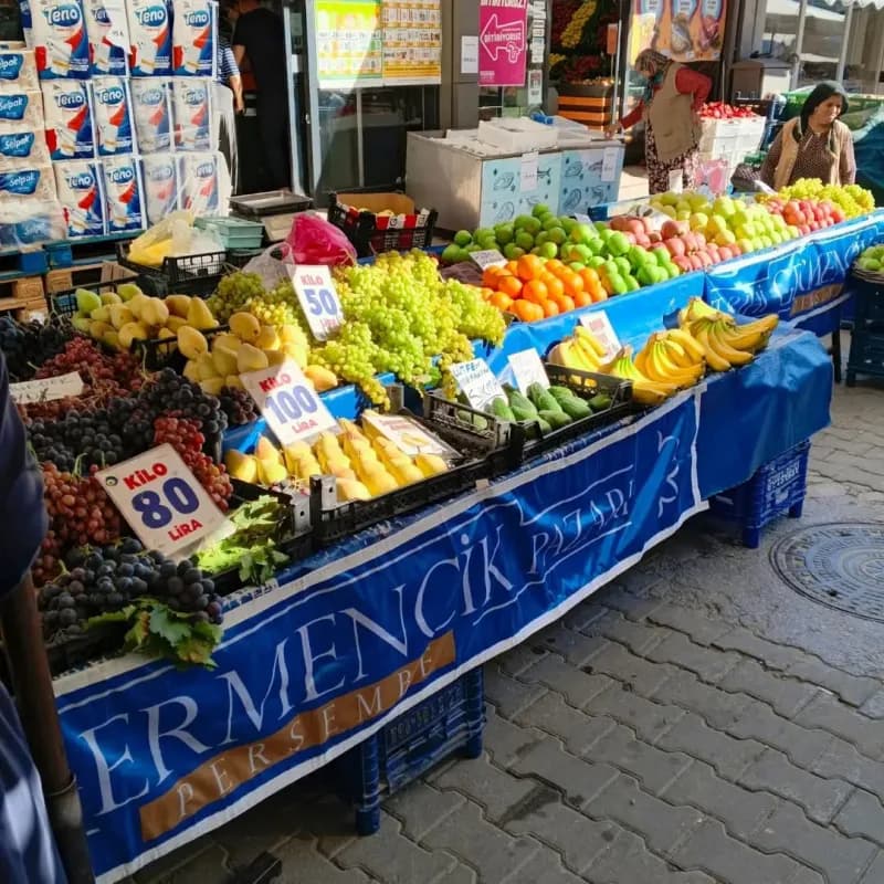 Aydın’ın Germencik ilçesinde Belediye Zabıta ekipleri, semt pazarında etiket denetimi gerçekleştirirken vatandaşların al