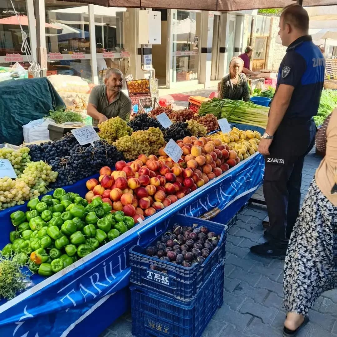 Aydın’ın Germencik ilçesinde Belediye Zabıta ekipleri, semt pazarında etiket denetimi gerçekleştirirken vatandaşların al