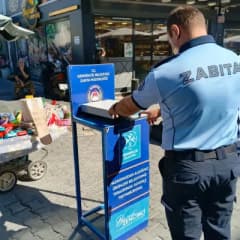 Germencik semt pazarında zabıta ekipleri etiket ve tartı denetimi yaparken vatandaşlar alışveriş yapıyor