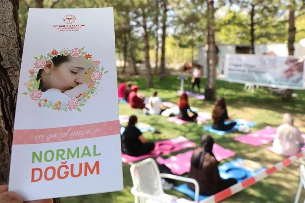 Sivas Numune Hastanesi Gebe Okulunda anne adaylarının gebelik sürecini daha sağlıklı ve huzurlu geçirmelerine destek olm