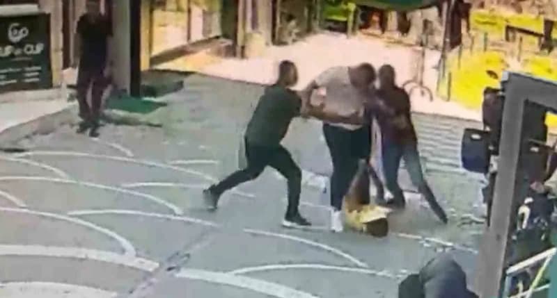 Sakarya Geyve’de belediye fen işleri müdürü ve mimar arasındaki kavga anını gösteren güvenlik kamerası görüntüsü