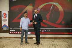 Güneydoğu Gazeteciler Cemiyeti ödül töreninde Diyarbakır muhabiri Rıdvan Kılıç ödül alırken
