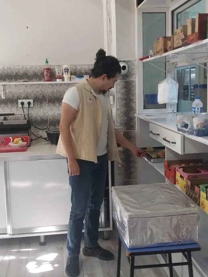 Aydın'ın Söke ilçesinde halk sağlığının korunması hedefiyle riske dayalı gıda işletmelerinde denetim gerçekleştiridi.