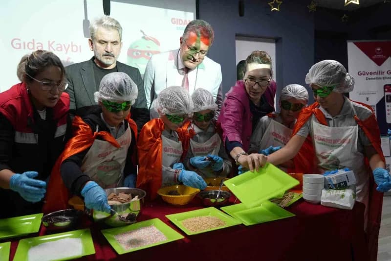 Samsun’da öğrenciler bayat kekleri çikolata toplarına dönüştürerek gıda israfına dikkat çekiyor