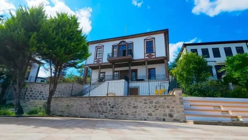 Giresun’un tarihi Zeytinlik semtinde yer alan Necatibey Konağı, Giresun İl Özel İdaresi tarafından gerçekleştirilen rest