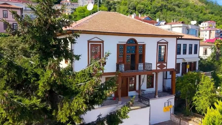 Giresun’un tarihi Zeytinlik semtinde yer alan Necatibey Konağı, Giresun İl Özel İdaresi tarafından gerçekleştirilen rest