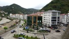 Giresun Yağlıdere ilçesinin sokaklarında göç ve vefa anıtı ile ABD göçüne dair izler