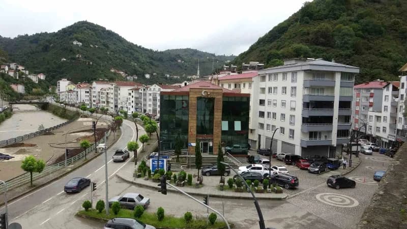 Giresun Yağlıdere ilçesinin sokaklarında göç ve vefa anıtı ile ABD göçüne dair izler