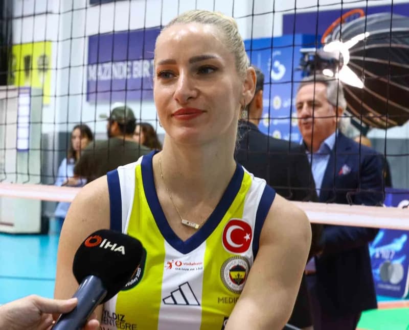 Gizem Örge, Fenerbahçe Medicana Kadın Voleybol Takımı antrenmanında mücadele ederken