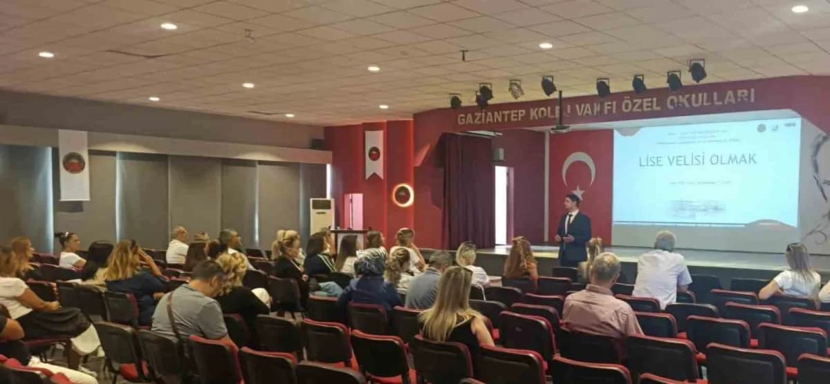 GKV Özel Liseleri'nde 9. sınıf velilerinin katıldığı Lise Velisi Olmak etkinliğinden bir kare
