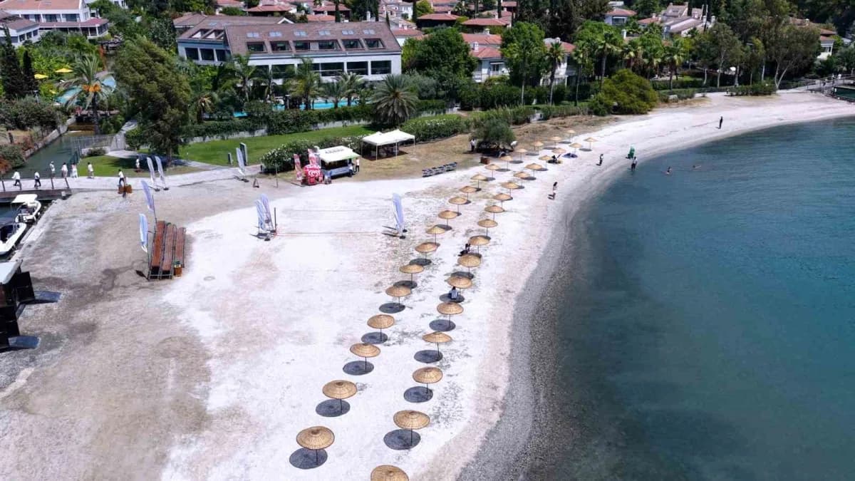 Göcek'te temizlenen plaj vatandaşların hizmetine sunuldu