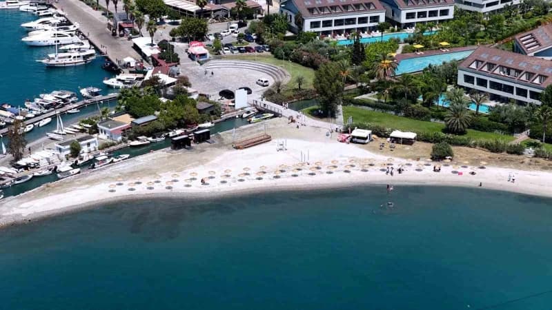 Göcek'te temizlenen plaj vatandaşların hizmetine sunuldu
