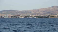 Gökçeada feribot iskelesinde bekleyen feribot ve deniz manzarası