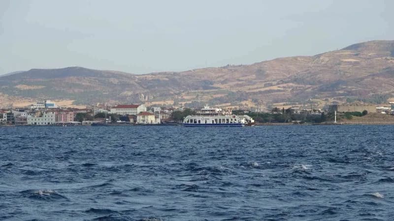 Gökçeada feribot iskelesinde bekleyen feribot ve deniz manzarası