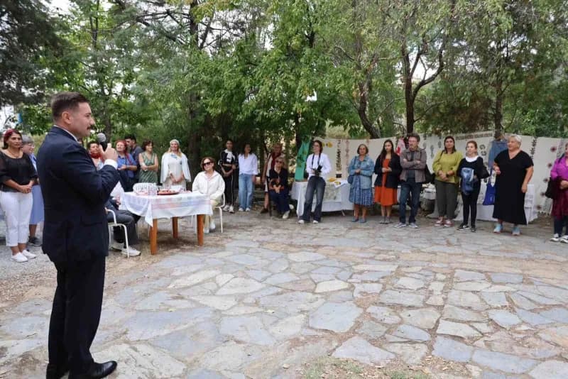 Çanakkale’nin Gökçeada ilçesinde geleneksel el sanatlarının özgün örneklerinden Tokat yazmacılığının yaşatılması ve gele