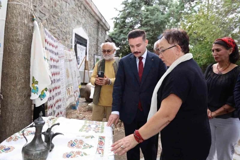 Çanakkale’nin Gökçeada ilçesinde geleneksel el sanatlarının özgün örneklerinden Tokat yazmacılığının yaşatılması ve gele