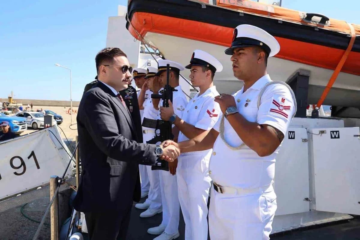 Gökçeada Kaymakamı Osman Acar, TCSG-91 Sahil Güvenlik Botu’nu ziyaret ederken çekilmiş fotoğraf